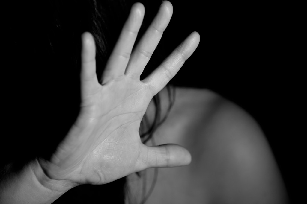 5 comportamentos comuns de pessoas que já sofreram abuso&nbsp;sexual.